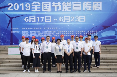 同工作人员合影3