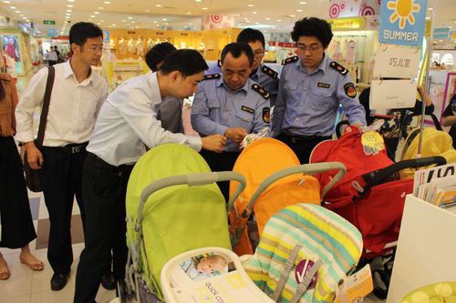 20160526上海分中心联合上海市普陀区市场监管局开展儿童节市场专项整治工作