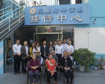 青岛分中心青年文明号开展重阳节送温暖活动