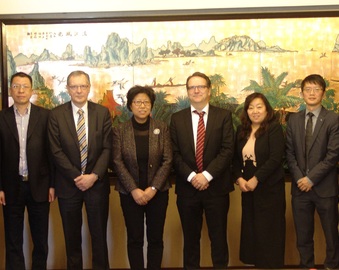 中检集团领导、中心主任陆梅会见德国电气工程师协会测试认证研究院总裁一行