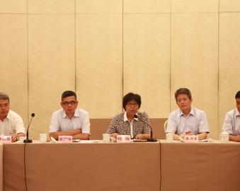 中心召开2017年年中工作会议