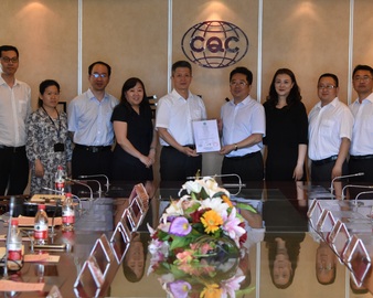 中心为东方电气风电有限公司颁发5兆瓦海上风电机组型式认证证书