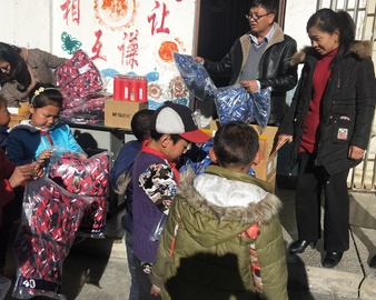 爱心公益行 持续暖童心——成都分中心为梭坡小学捐赠衣物