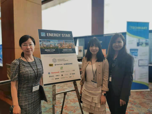 中心与会人员合影