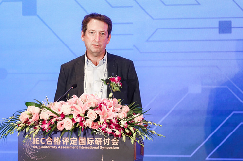 图片9IEC电工电子产品与系统的环境标准化技术委员会（TC111）主席Mr. Christophe GARNIER