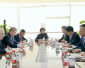 中心新一届党委召开党委会议并开展理论中心组（扩大）学习