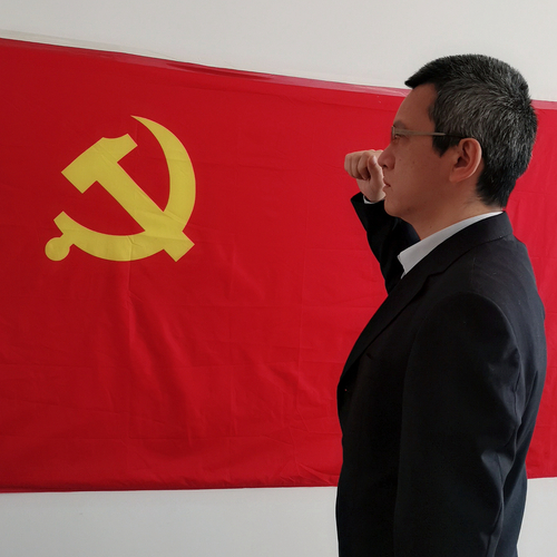 张宏同志对着党旗宣誓