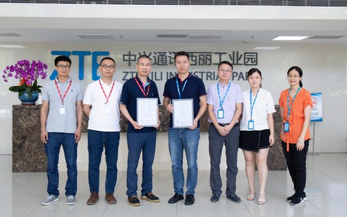 为中兴通讯颁发证书