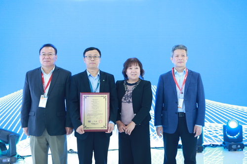 宋主任见证颁证