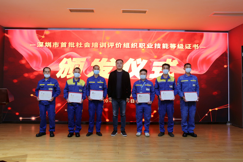 住建局科长为企业颁证 住建局科长为企业颁证