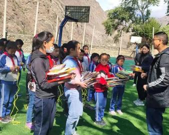 书香暖童心 健康伴成长——成都分中心开展对口帮扶小学爱心捐赠公益活动