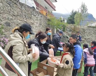 守护童心 让爱续航——成都分中心开展公益捐赠活动