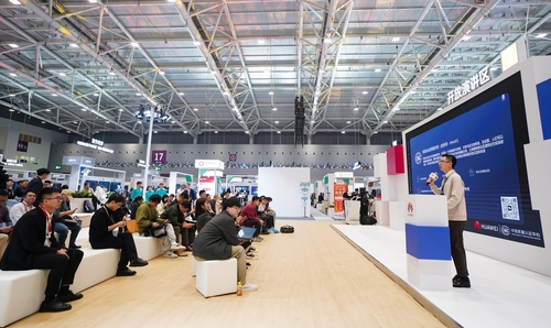 中国质量认证中心受邀参加华为中国合作伙伴大会2024并正式启动智慧会议室等级评价工作1 中国质量认证中心受邀参加华为中国合作伙伴大会2024并正式启动智慧会议室等级评价工作1