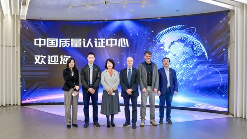 中国质量认证中心与德国VDE进行业务交流并联合多家机构举办2025年度国际工厂检查培训研讨会